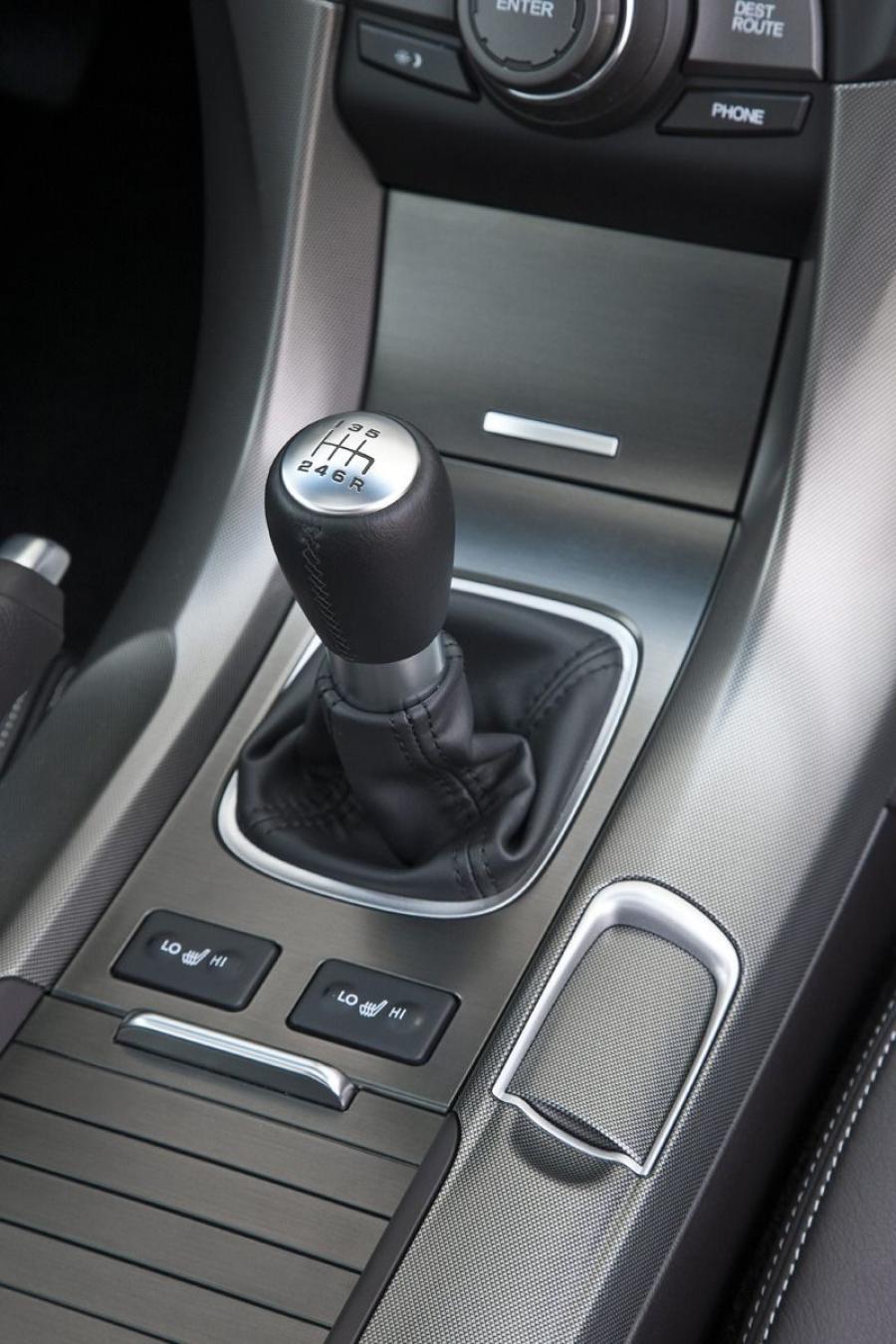 Детали интерьера Acura TL 2014 года  (фото 4 из 35)